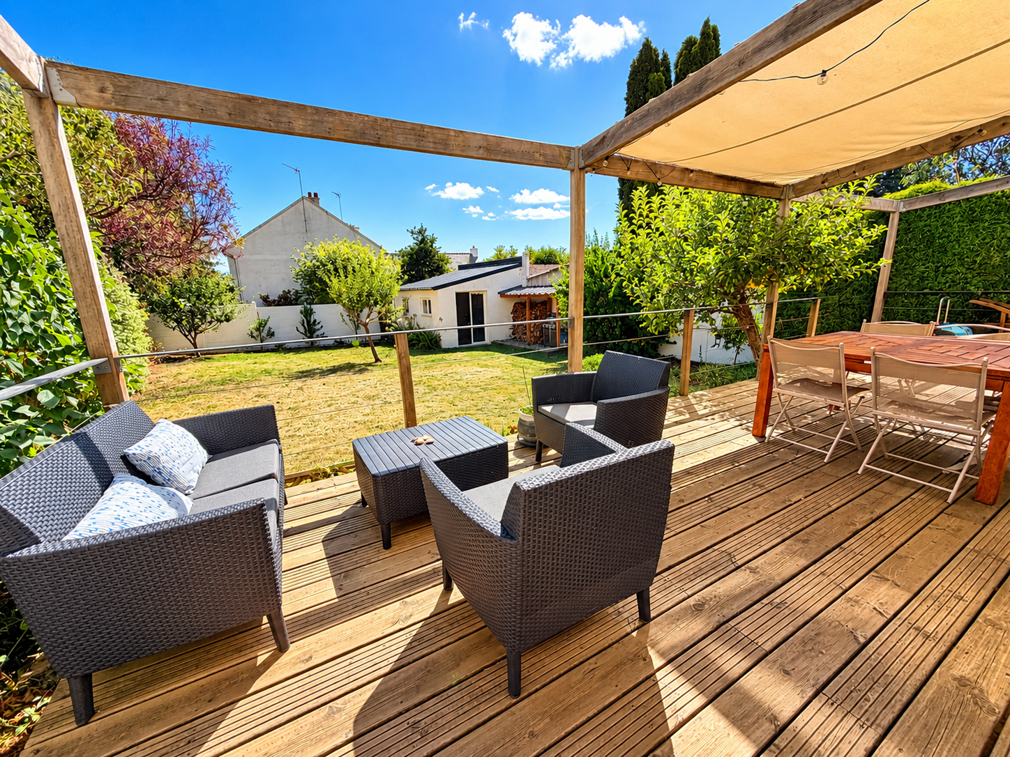 Terrasse en bois à Auray Terrasse en bois avec mobilier de jardin et vue sur un jardin à Auray.