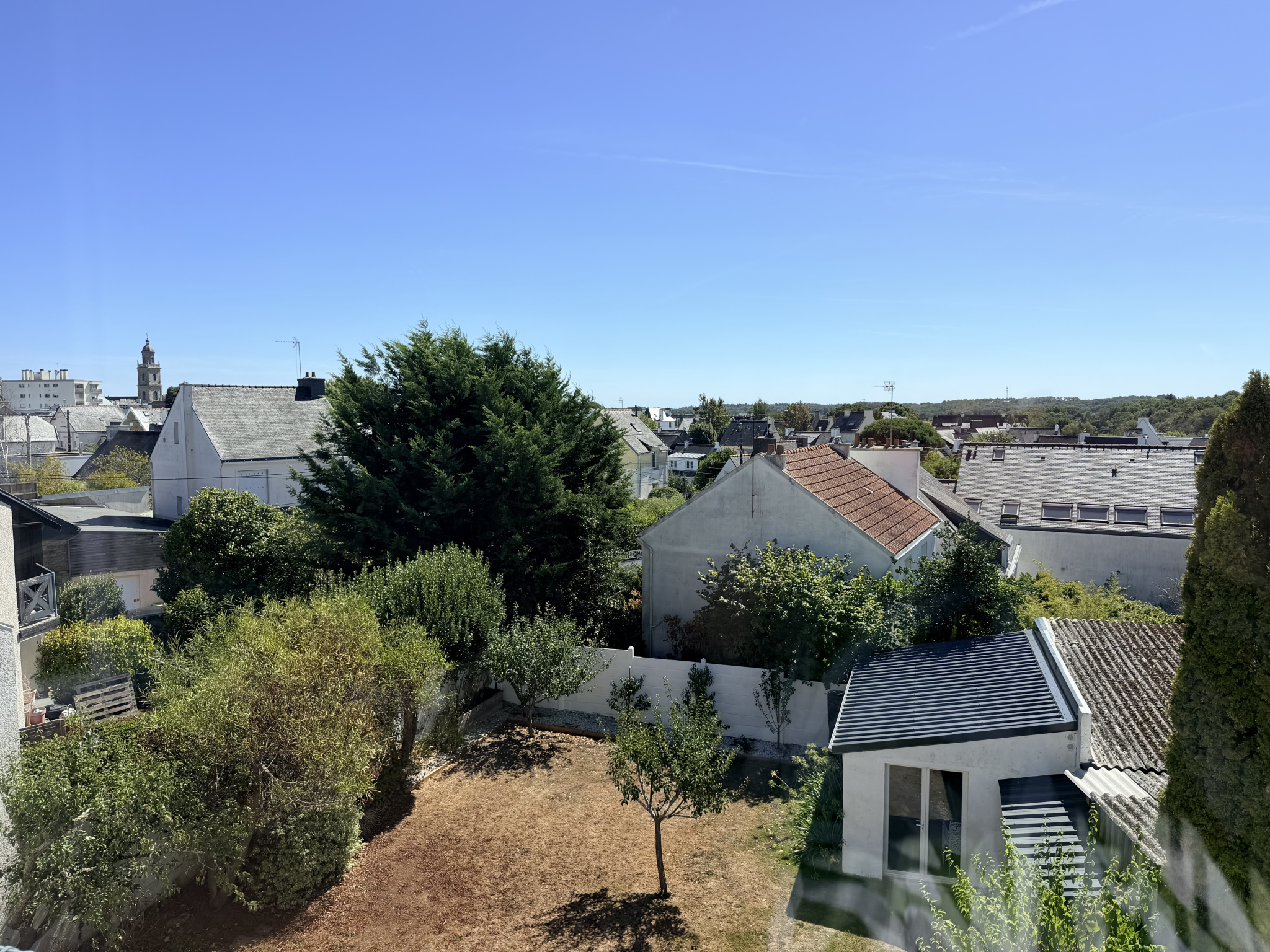 Vue sur Auray Vue sur des maisons et un jardin à Auray, ciel dégagé et ensoleillé.