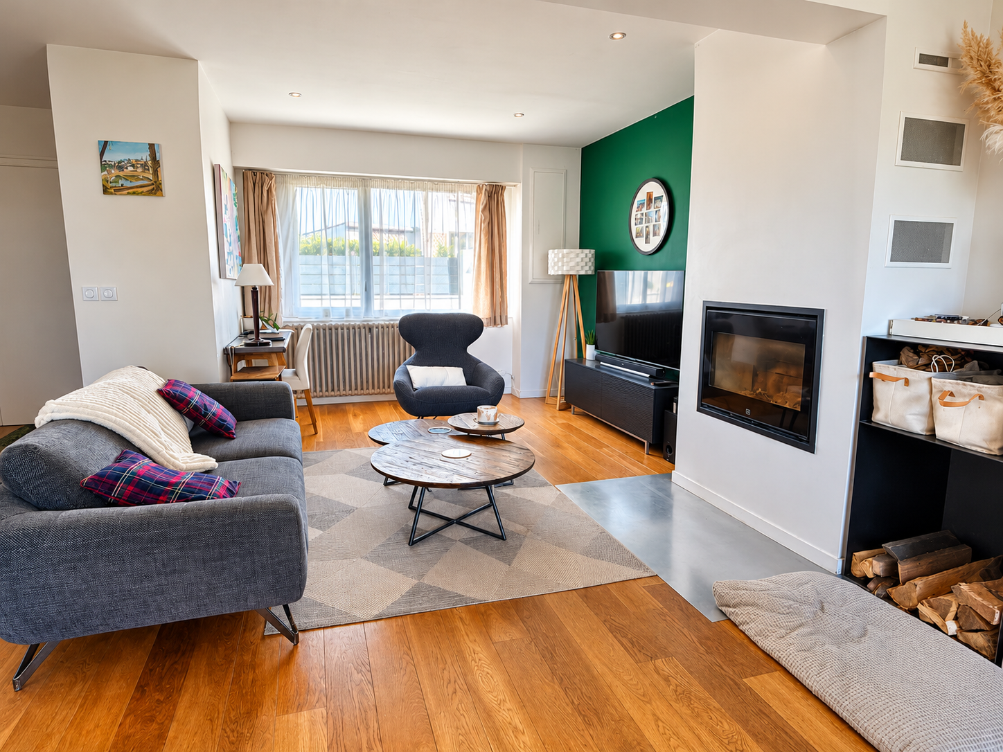 Salon moderne à Auray Intérieur d'une maison à Auray avec un salon moderne, cheminée et parquet en bois.