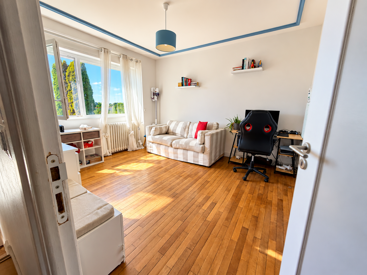 Salon d’une maison à Auray Intérieur d'une maison à Auray avec un salon lumineux, parquet en bois et mobilier moderne.