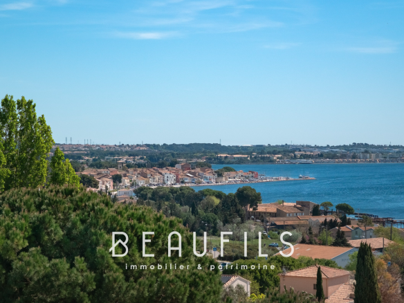 Vue panoramique sur la ville de Sète et l'étang de Thau depuis une villa.