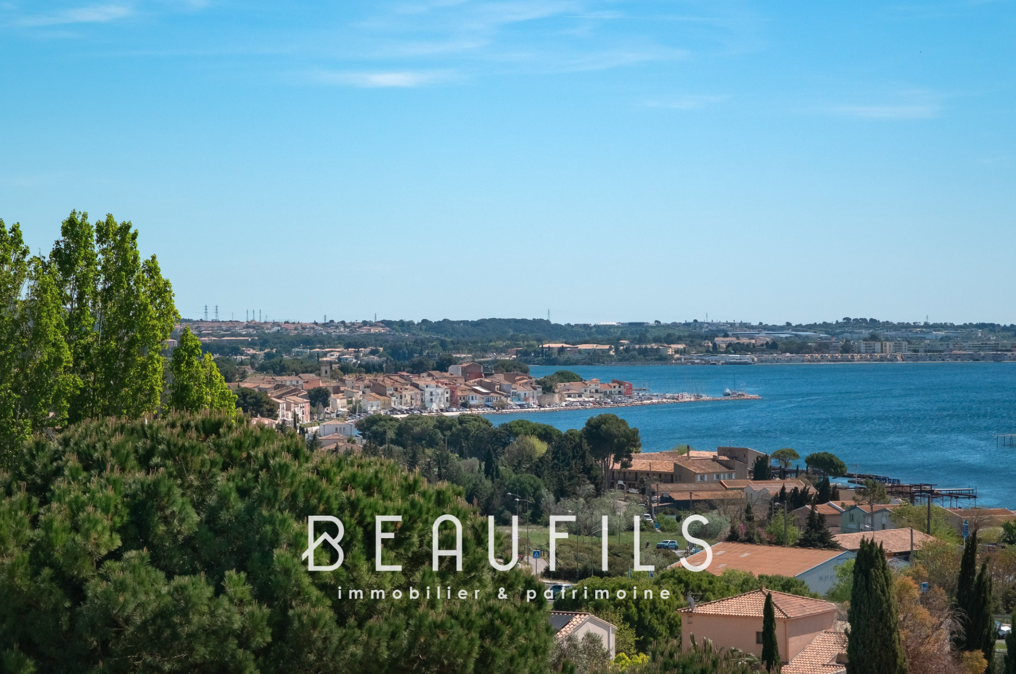Vue sur Sète et l’étang de Thau Vue panoramique sur la ville de Sète et l'étang de Thau depuis une villa.