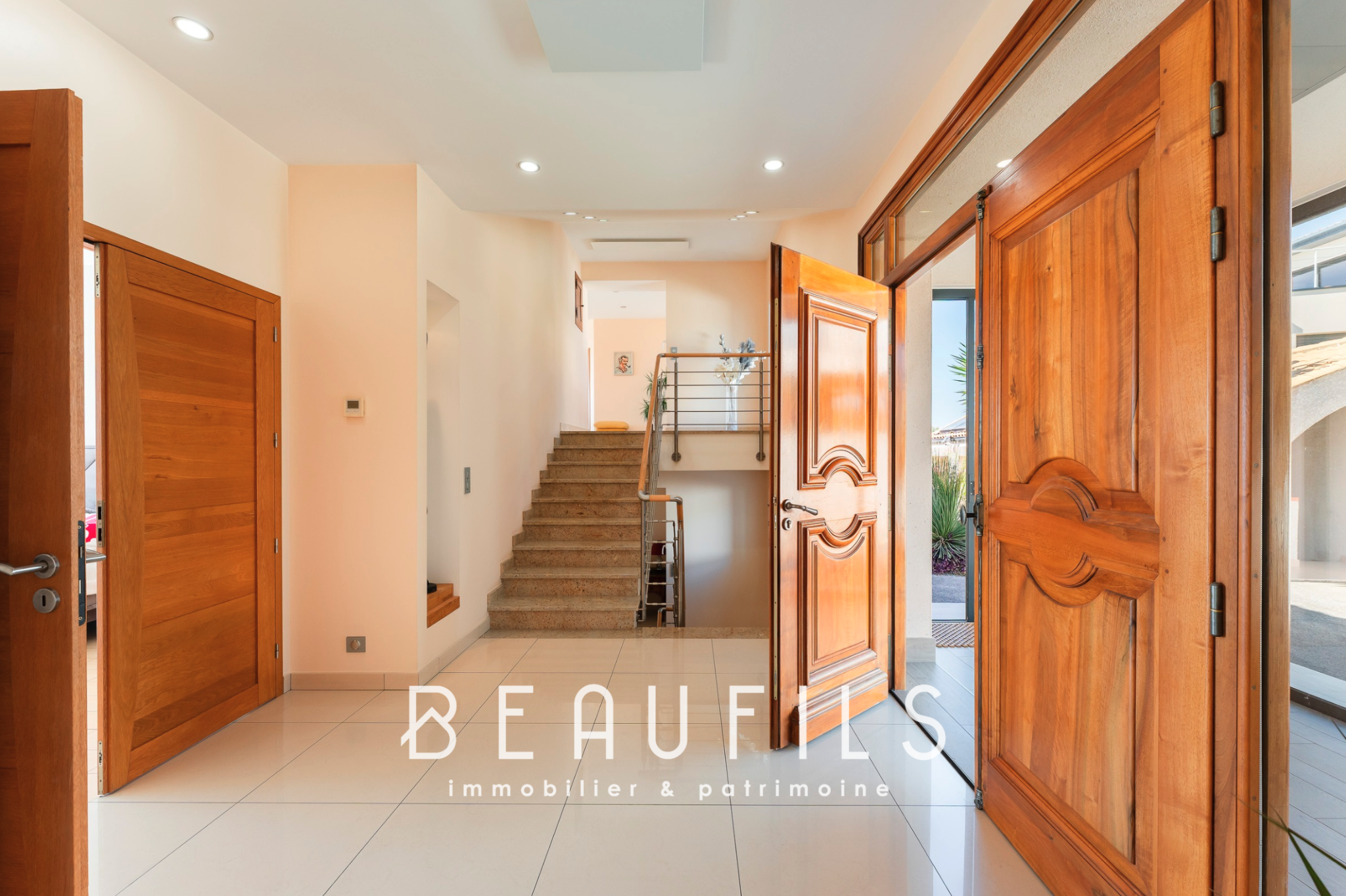 Entrée de villa à Sète Intérieur d'une villa à Sète avec une entrée spacieuse et des portes en bois.