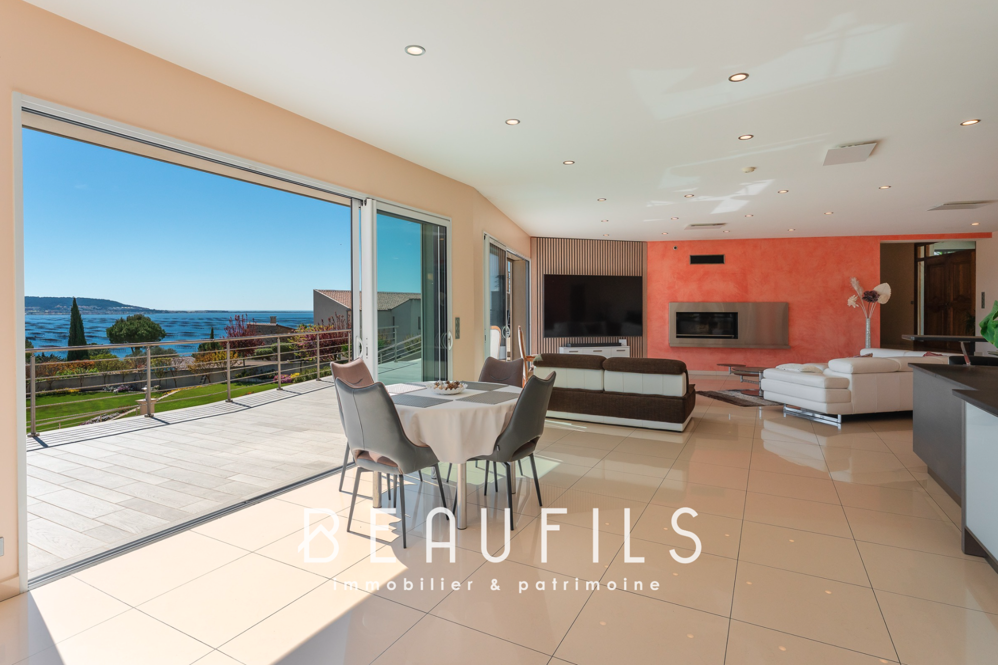 Intérieur d’une villa à Sète Intérieur lumineux d'une villa moderne avec vue sur l'étang de Thau.