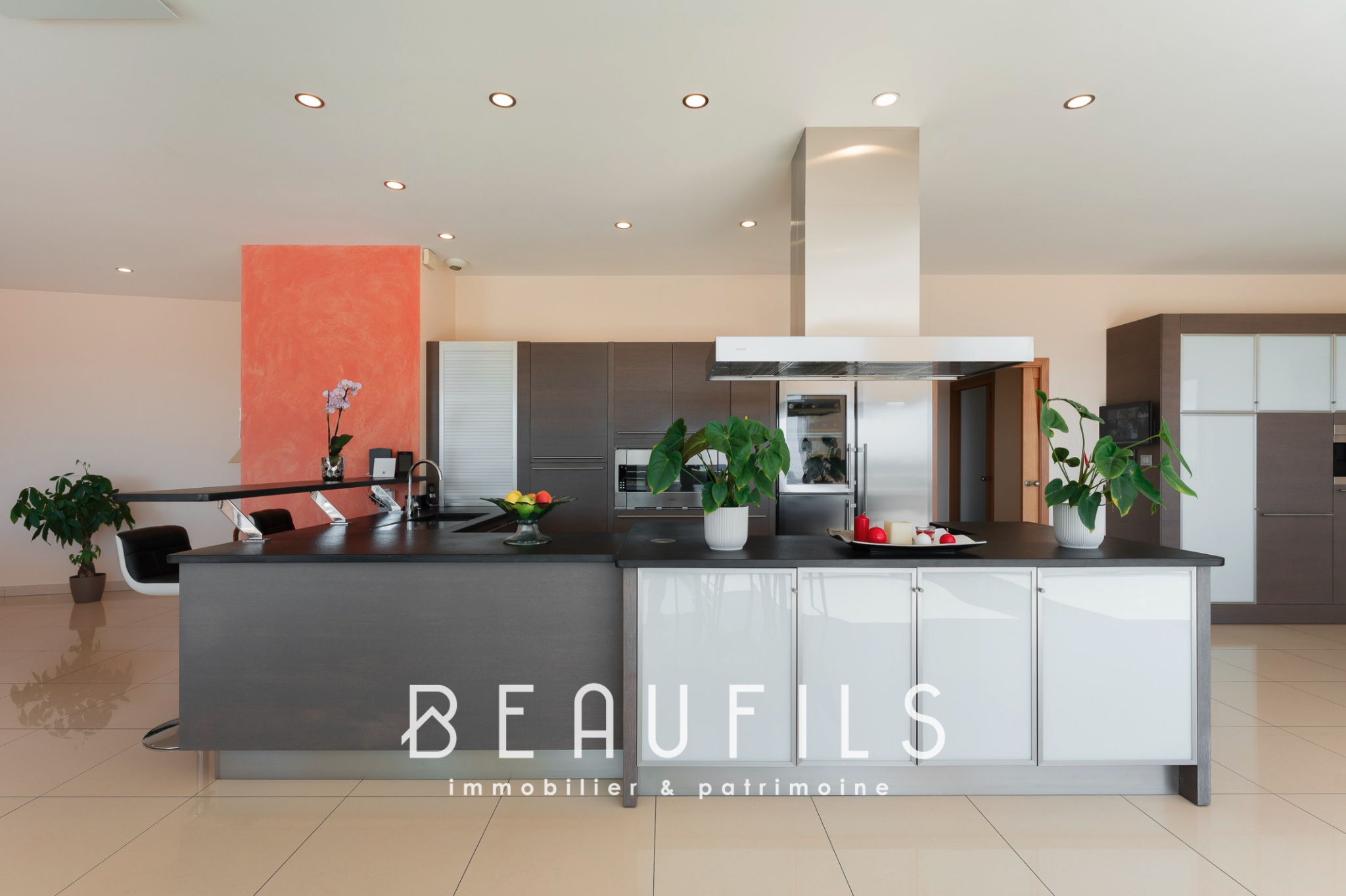 Cuisine d’une villa à Sète Cuisine moderne d'une villa spacieuse avec un îlot central et des équipements contemporains.