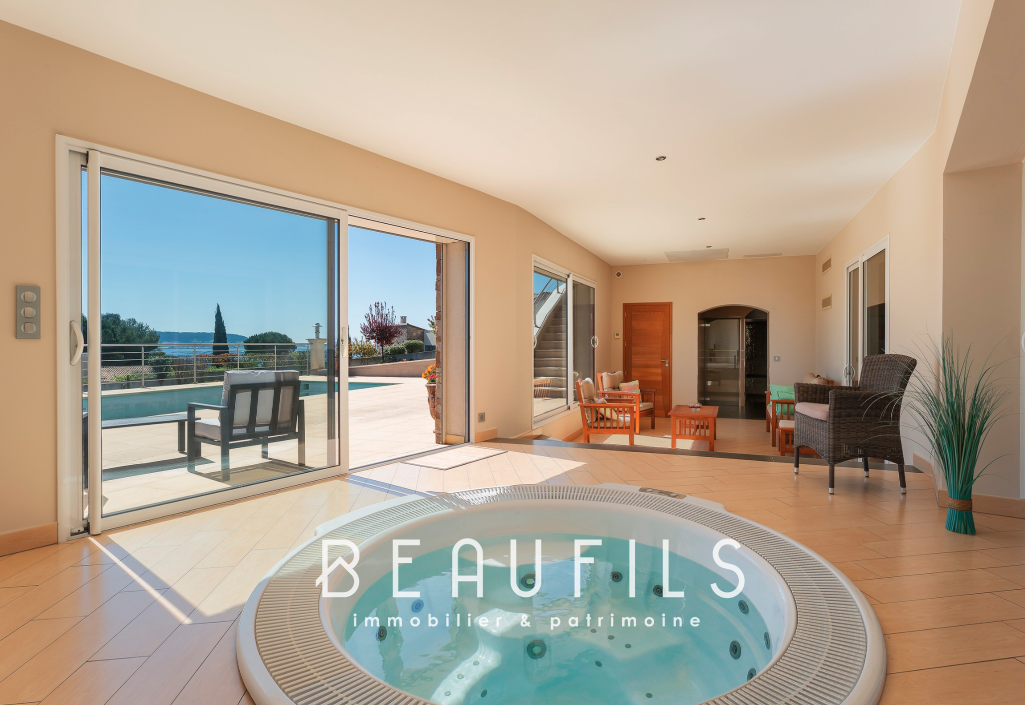 Intérieur de la villa à Sète Intérieur d'une villa avec jacuzzi et vue sur la piscine.