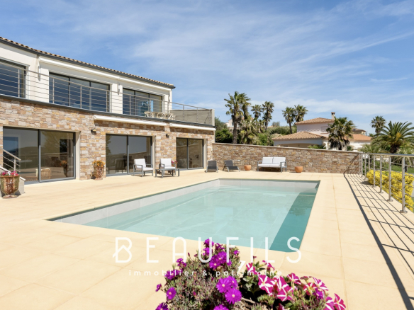 Villa moderne avec piscine et terrasse, vue sur la nature à Sète.