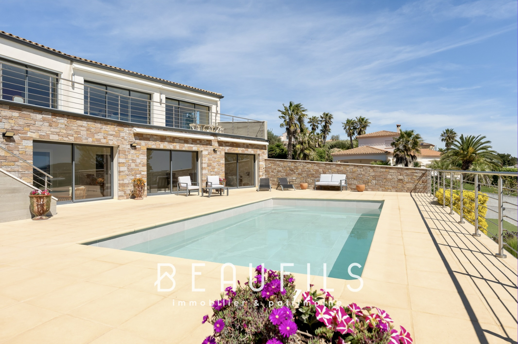Villa avec piscine à Sète Villa moderne avec piscine et terrasse, vue sur la nature à Sète.