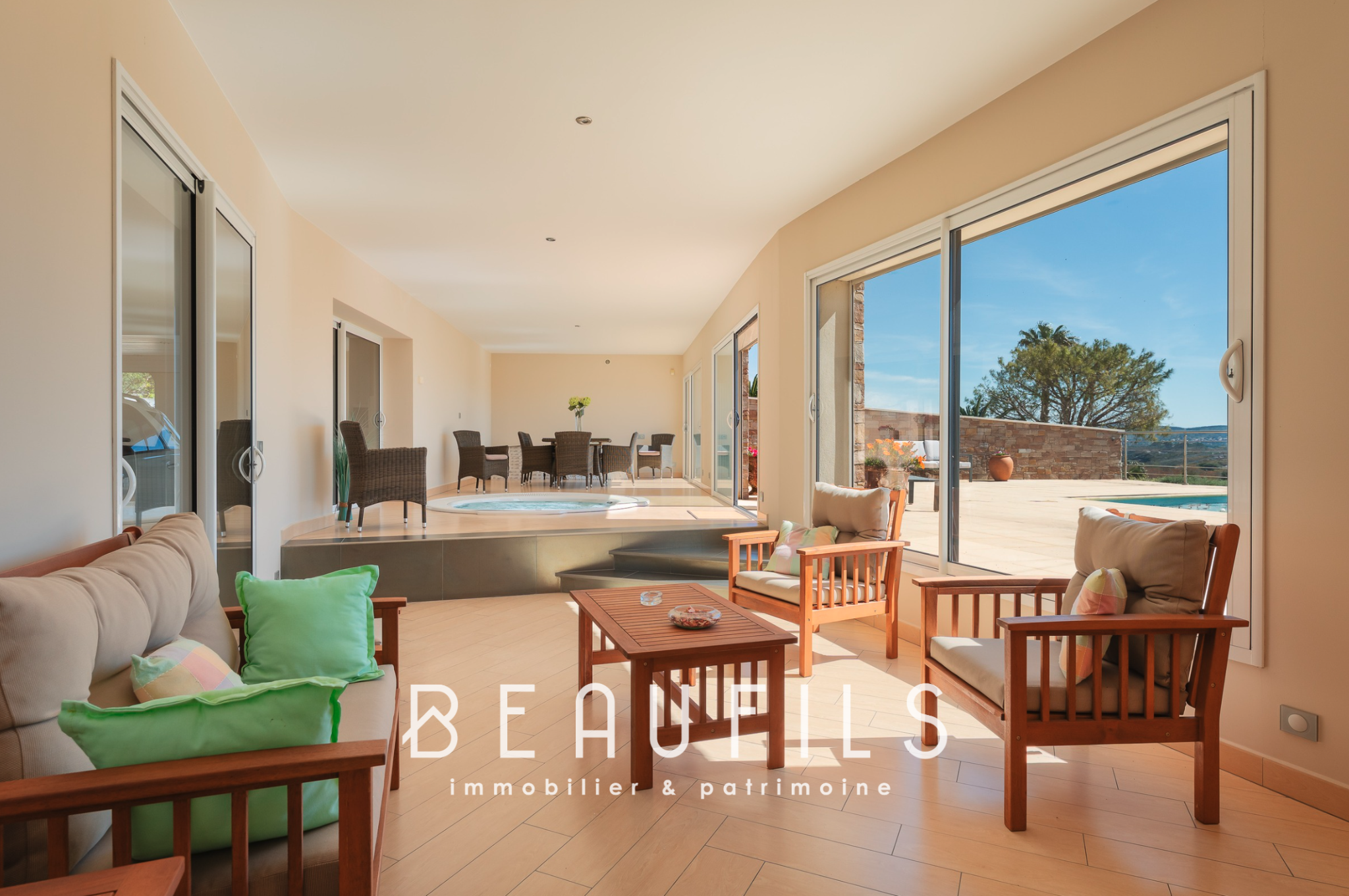 Intérieur d’une villa à Sète Intérieur d'une villa moderne avec salon lumineux et vue sur la piscine.