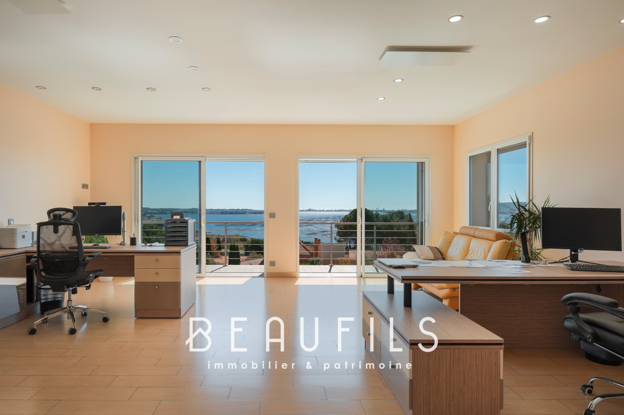 Intérieur de villa à Sète Intérieur d'une villa moderne avec vue sur l'étang de Thau, bureaux et grandes baies vitrées.
