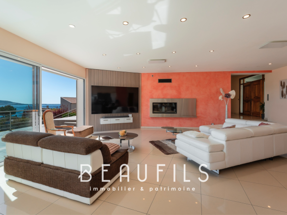 Intérieur d'une villa moderne avec salon spacieux et vue sur l'étang de Thau.