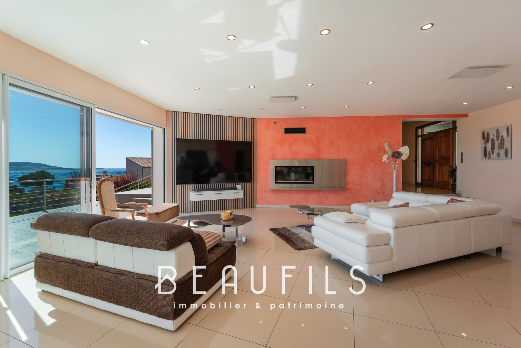 Intérieur de villa à Sète Intérieur d'une villa moderne avec salon spacieux et vue sur l'étang de Thau.