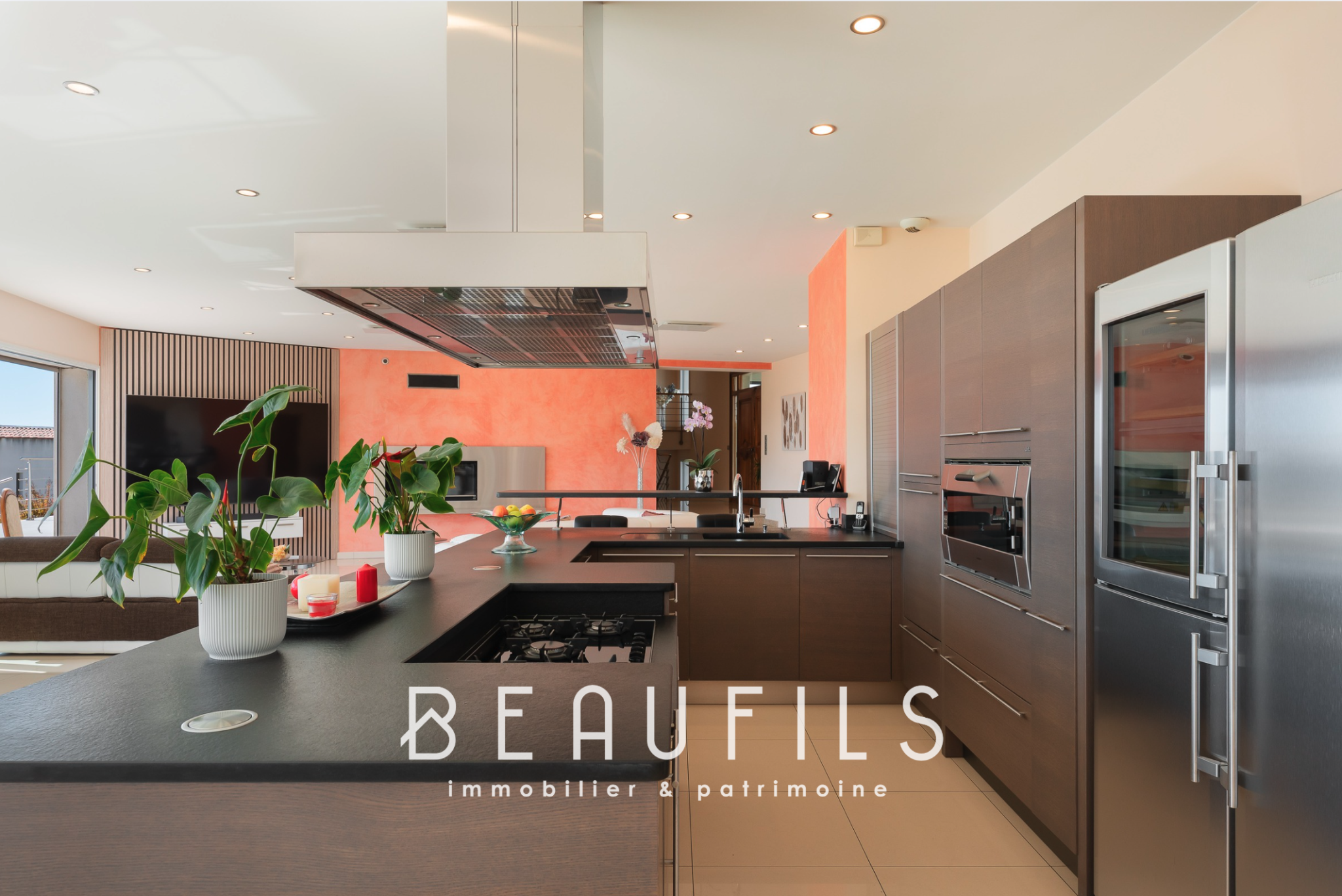 Cuisine de la villa à Sète Cuisine moderne d'une villa spacieuse avec îlot central et équipements haut de gamme.