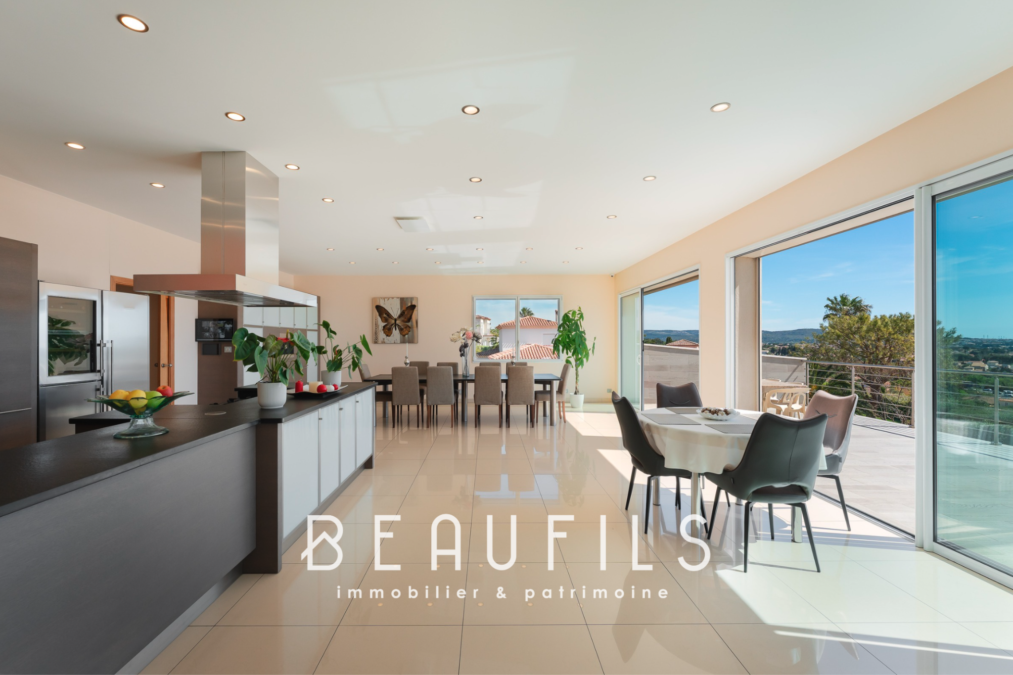 Intérieur d’une villa à Sète Intérieur moderne d'une villa avec cuisine ouverte et vue sur la nature.