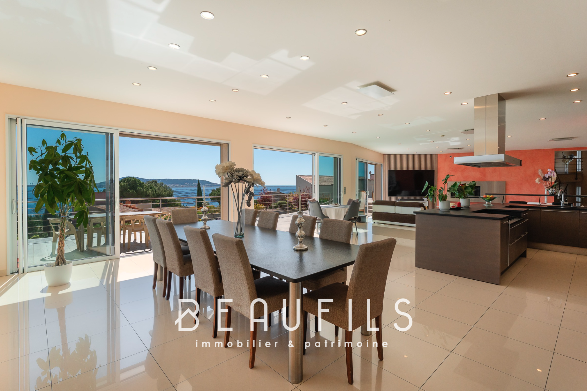 Intérieur de la villa à Sète Intérieur d'une villa moderne avec vue sur la mer, salle à manger et cuisine ouverte.