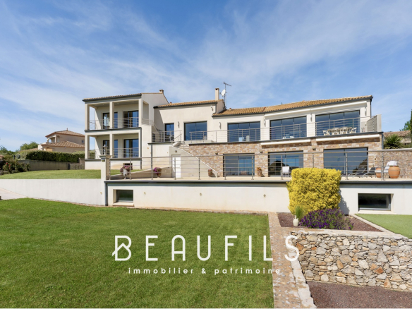 Villa moderne de 462 m2 avec jardin et piscine à Sète, vue sur l'étang de Thau.