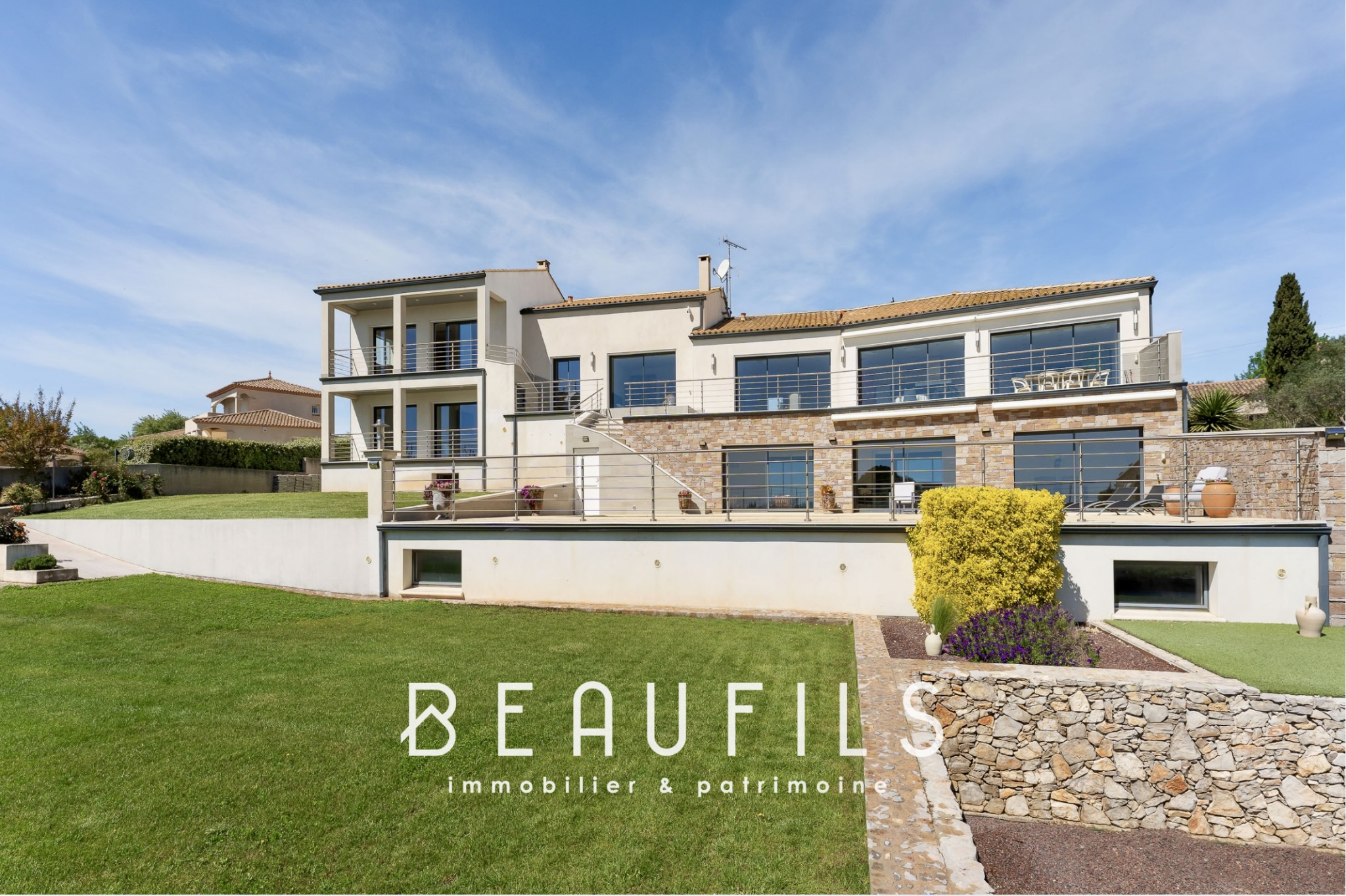 Villa à Sète avec vue exceptionnelle Villa moderne de 462 m2 avec jardin et piscine à Sète, vue sur l'étang de Thau.