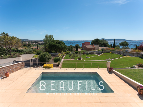 Vue d'une villa avec piscine et jardin surplombant l'étang de Thau à Sète.