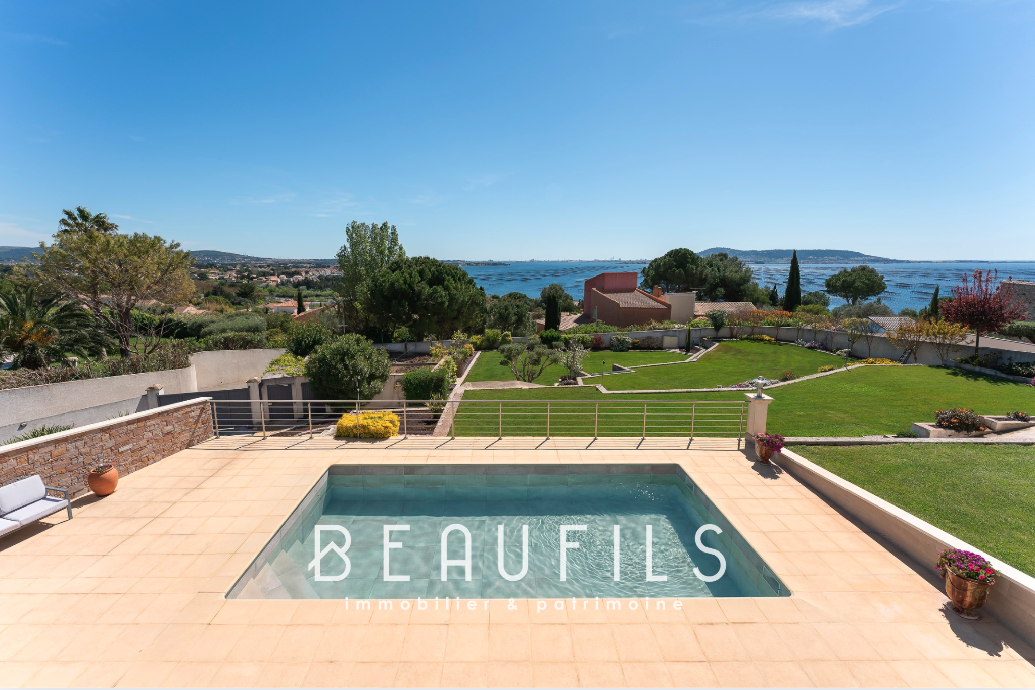 Villa avec vue sur l’étang de Thau Vue d'une villa avec piscine et jardin surplombant l'étang de Thau à Sète.