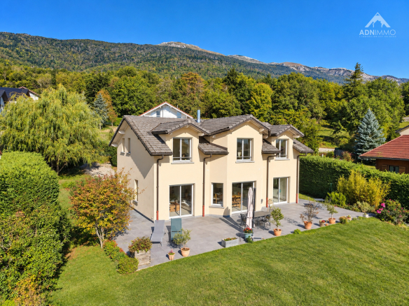 Maison individuelle de 165 m2 avec jardin et vue sur la montagne à Saint-Jean-de-Gonville.