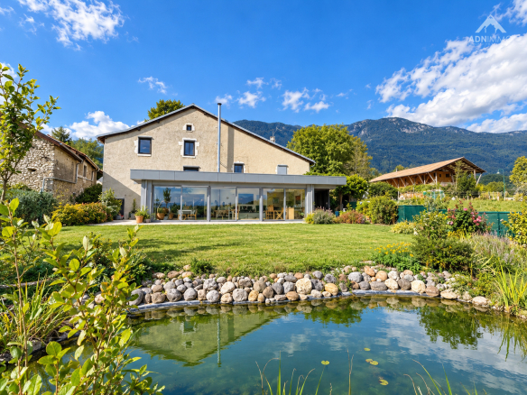 Maison rénovée avec jardin et étang, en bordure de zone protégée à Collonges.