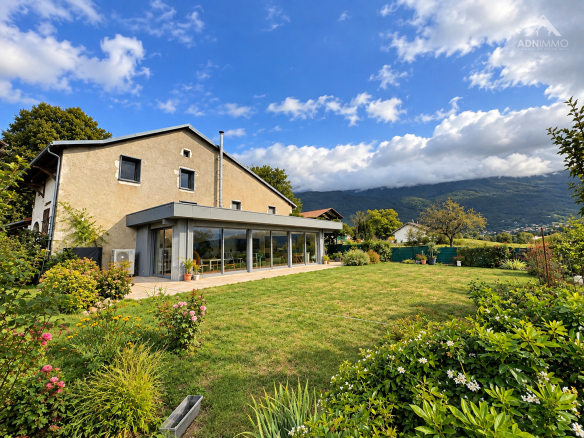 Maison rénovée avec jardin, vue sur les montagnes, en bordure de zone protégée à Collonges.