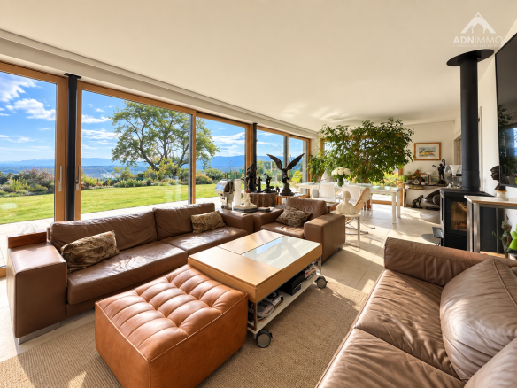 Intérieur d'une maison moderne avec un grand salon lumineux et vue sur le jardin.