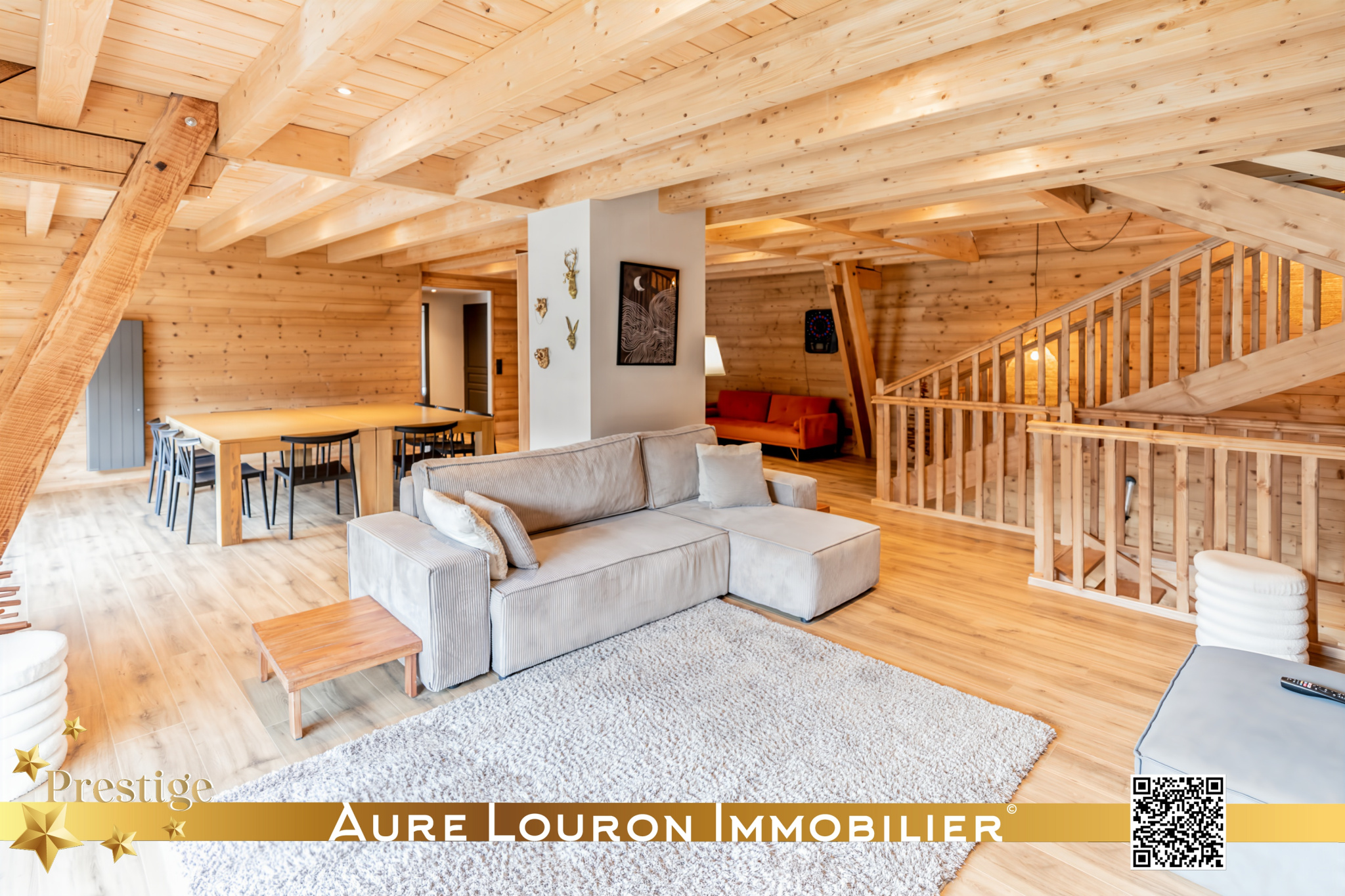 Intérieur du chalet de prestige à Guchan Intérieur d'un chalet en bois avec salon, salle à manger et mezzanine.
