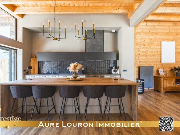 Intérieur d'un chalet moderne avec cuisine ouverte et bar, décoration en bois.