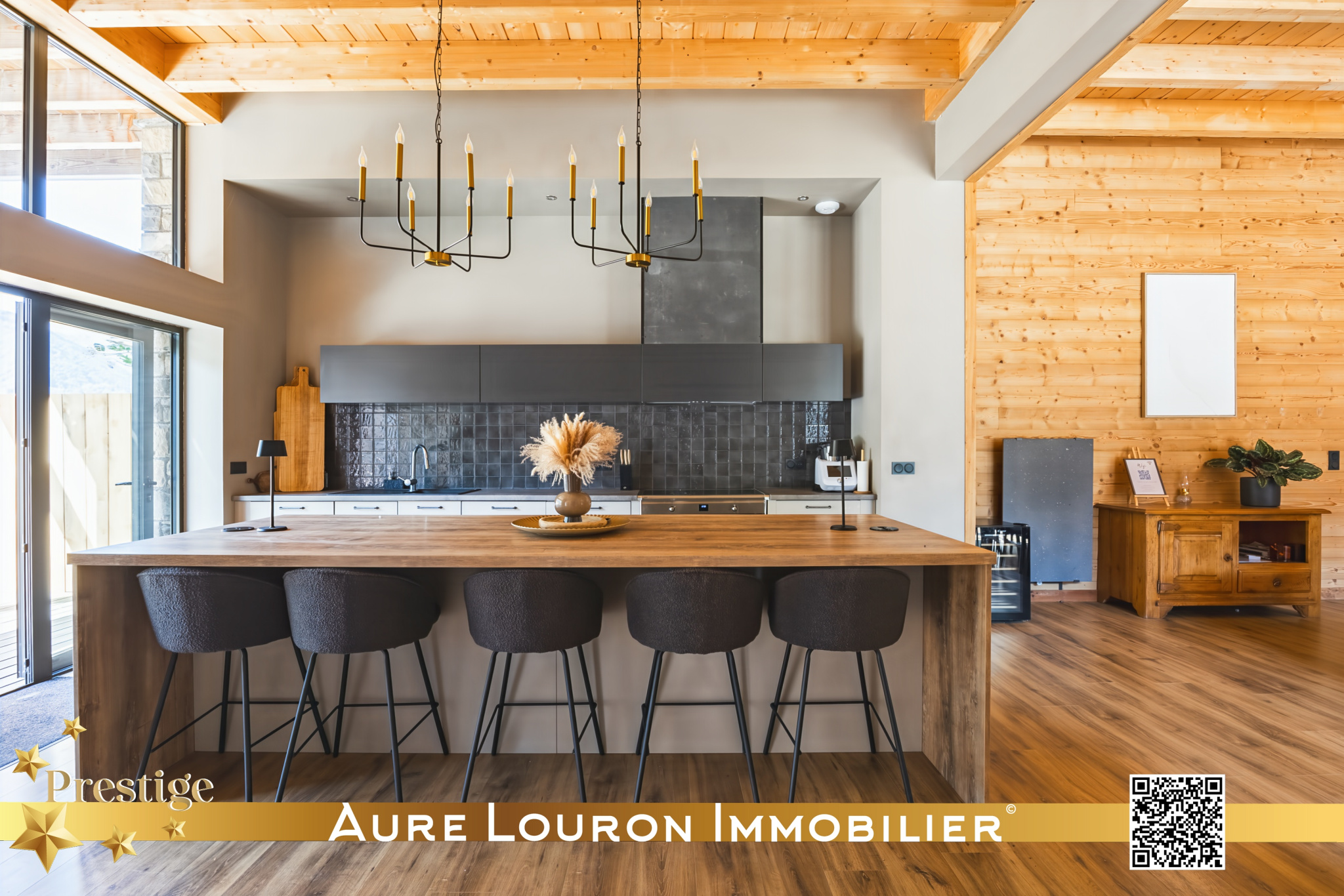 Cuisine moderne d’un chalet à Guchan Intérieur d'un chalet moderne avec cuisine ouverte et bar, décoration en bois.
