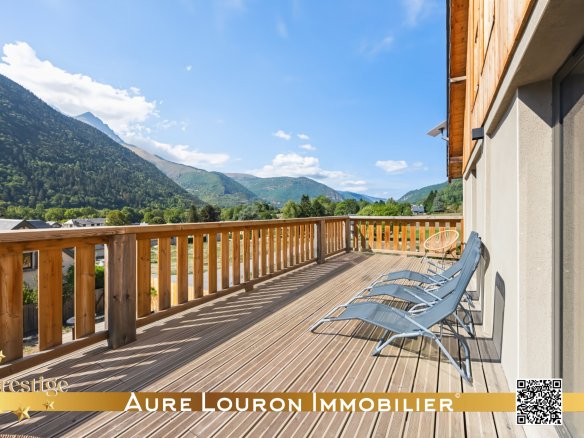 Terrasse en bois d'un chalet de prestige avec vue sur les montagnes à Guchan.