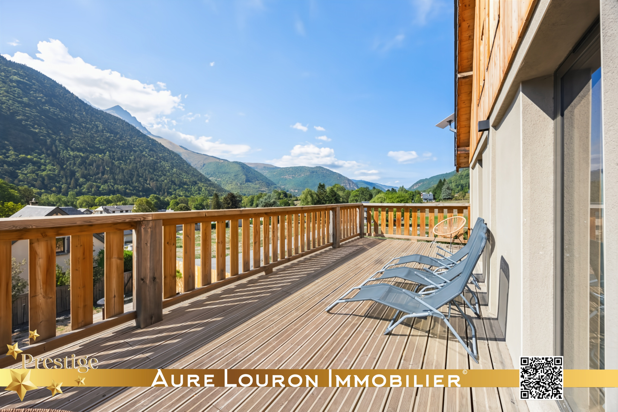 Terrasse d’un chalet de prestige à Guchan Terrasse en bois d'un chalet de prestige avec vue sur les montagnes à Guchan.