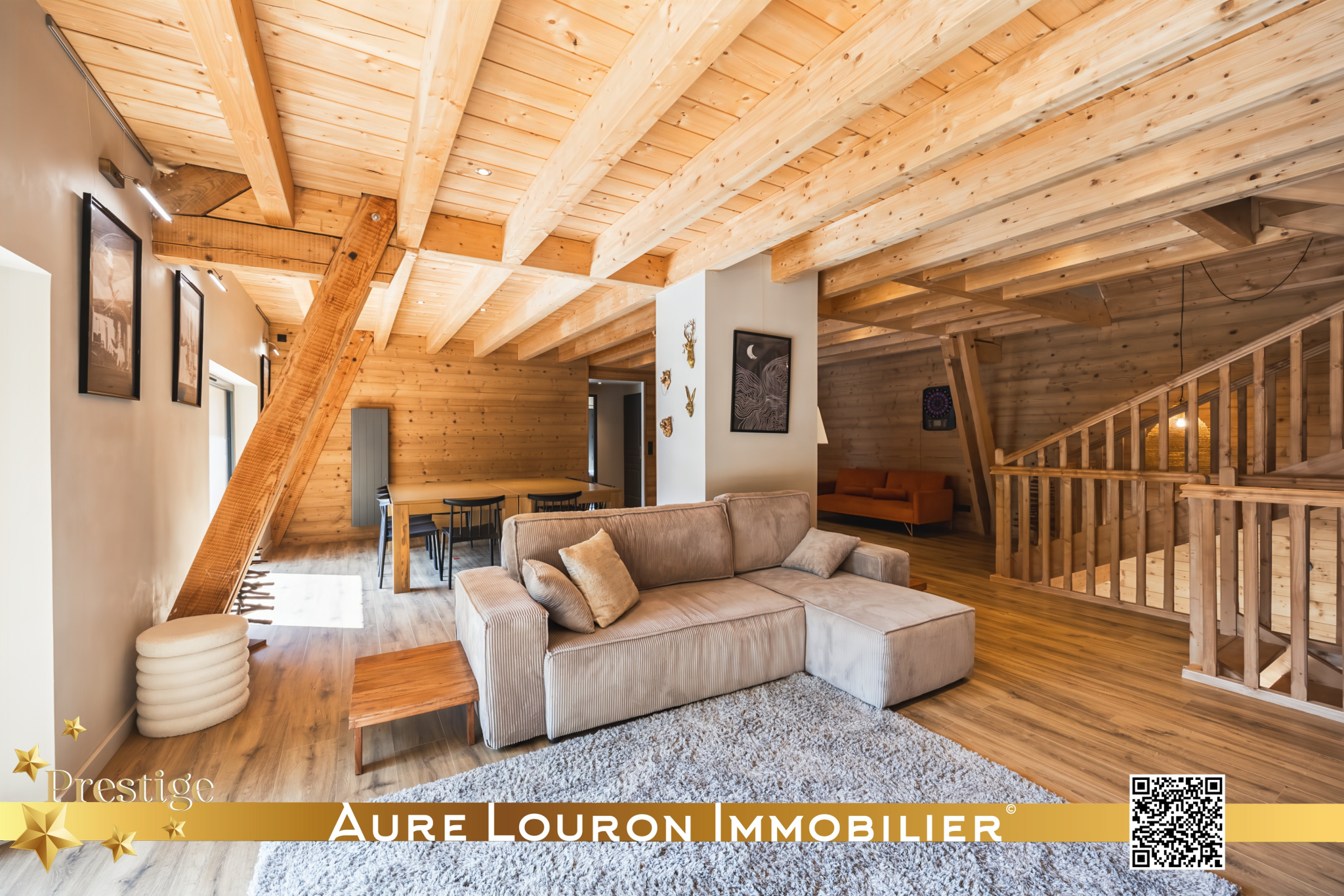 Intérieur du chalet de prestige à Guchan Intérieur d'un chalet de prestige rénové avec un salon spacieux et des poutres en bois.