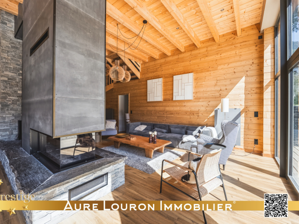 Intérieur d'un chalet moderne avec cheminée, salon lumineux et décoration en bois.