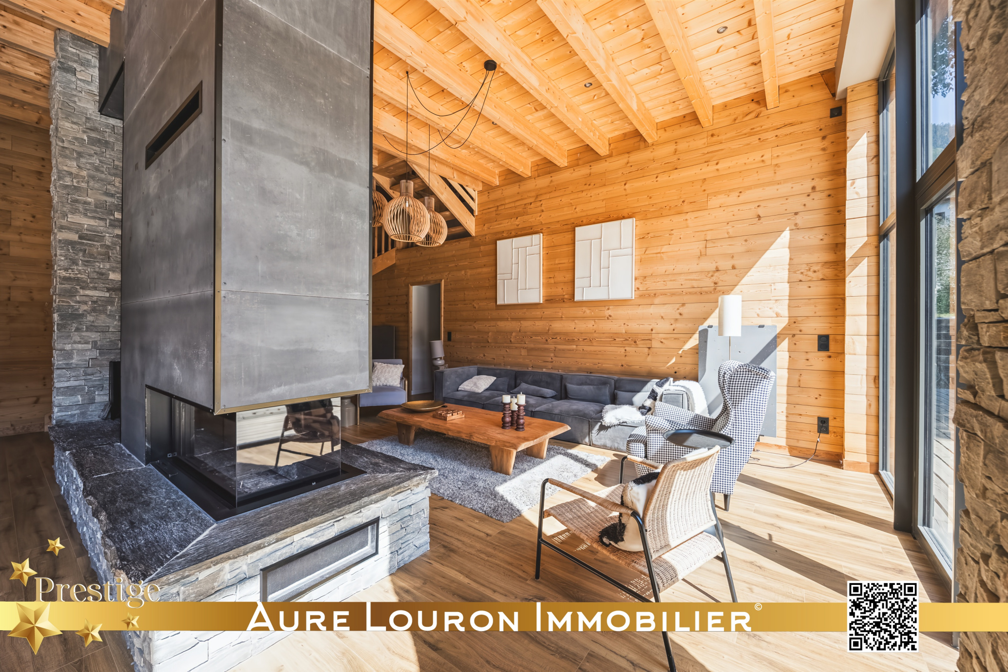 Intérieur du Chalet de Prestige Intérieur d'un chalet moderne avec cheminée, salon lumineux et décoration en bois.