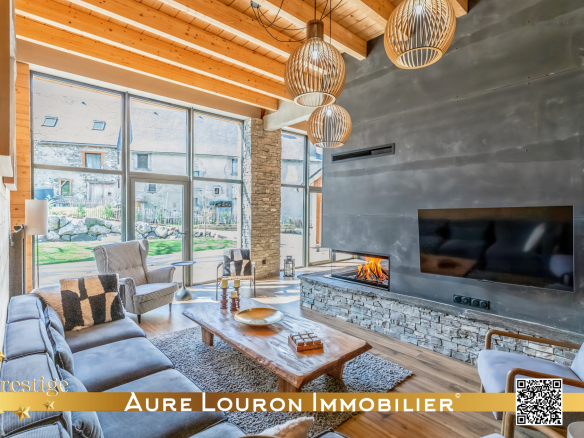 Intérieur moderne d'un chalet avec un salon spacieux, cheminée et grandes fenêtres.