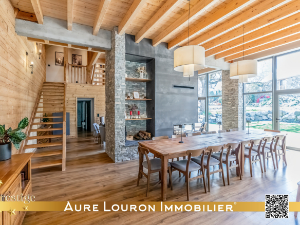 Intérieur d'un chalet moderne avec un grand espace de vie, des fenêtres lumineuses et une décoration en bois.