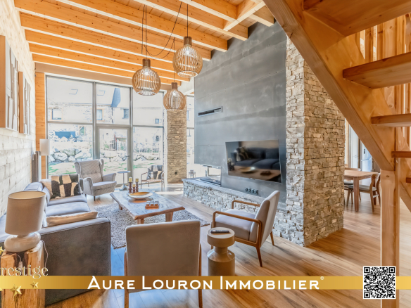 Intérieur d'un chalet de prestige avec un salon moderne et lumineux à Guchan.