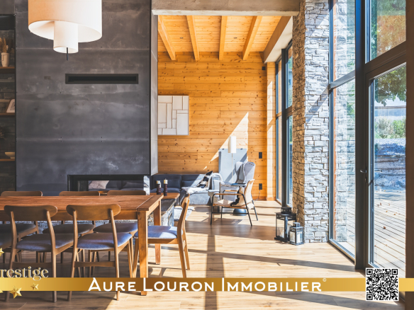 Intérieur d'un chalet moderne avec des murs en bois et une grande fenêtre laissant entrer la lumière