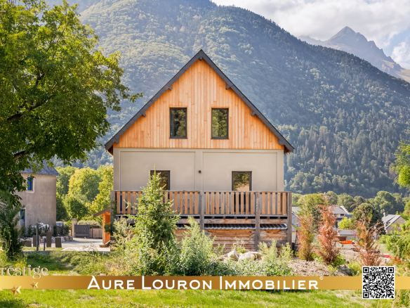 Chalet de prestige rénové avec terrasse, situé à Guchan, entouré de montagnes.