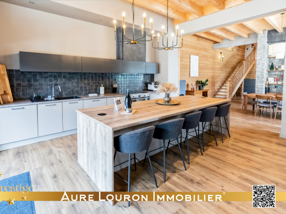 Intérieur d'un chalet rénové avec cuisine moderne et espace de vie lumineux.