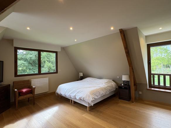 Chambre spacieuse avec lit double et vue sur la nature, à Saint-Étienne-la-Thillaye en Normandie.
