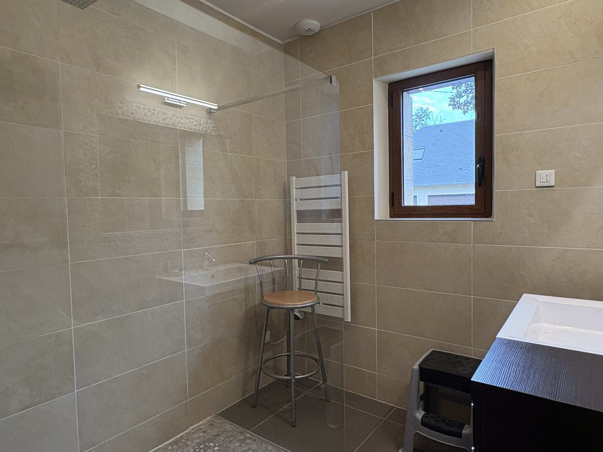 Salle de bains contemporaine Salle de bains moderne avec douche, fenêtre et mobilier en bois.