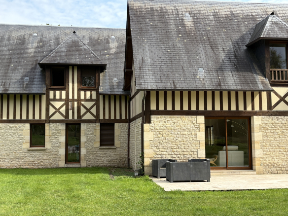 Maison à colombages avec jardin, située en Normandie, Pays d'Auge.