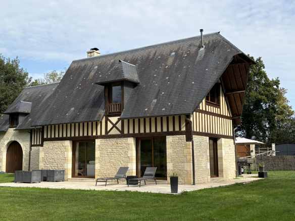 Maison à colombages avec terrasse et jardin dans le Pays d'Auge, Normandie.
