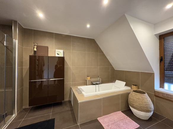 Salle de bain moderne avec baignoire et douche dans une propriété au Pays d'Auge