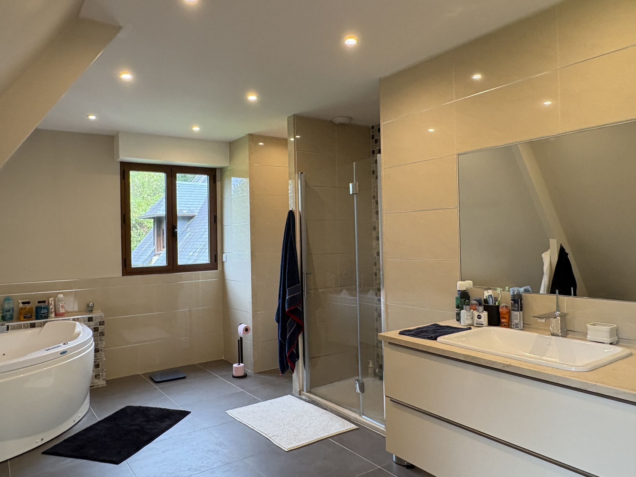 Salle de bain contemporaine Salle de bain moderne avec douche et baignoire, éclairage doux.