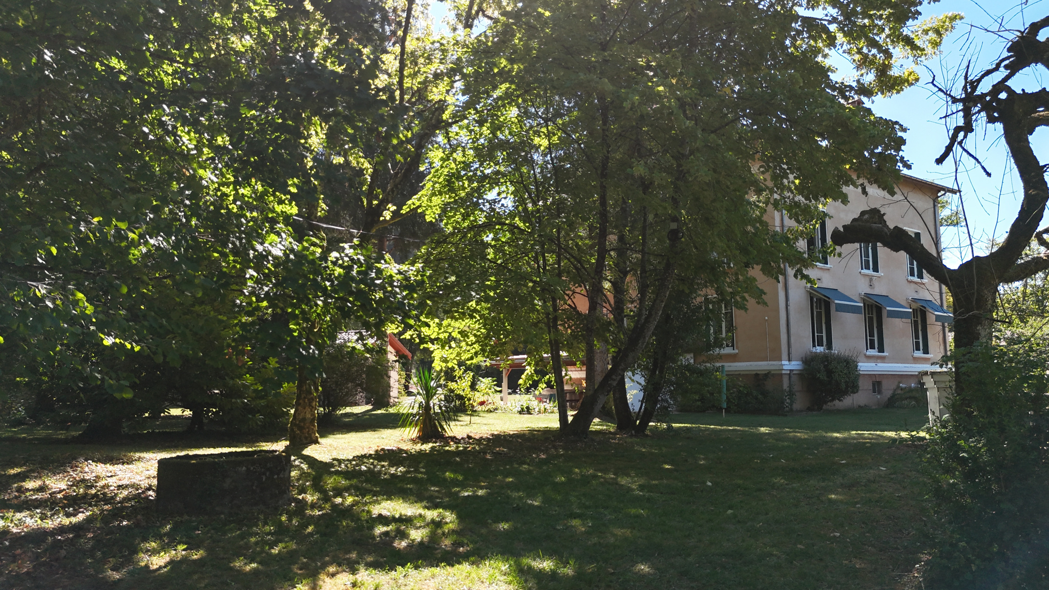 Exceptional property in Neuville-sur-Ain Property on the banks of the Ain river, surrounded by trees in a wooded park.