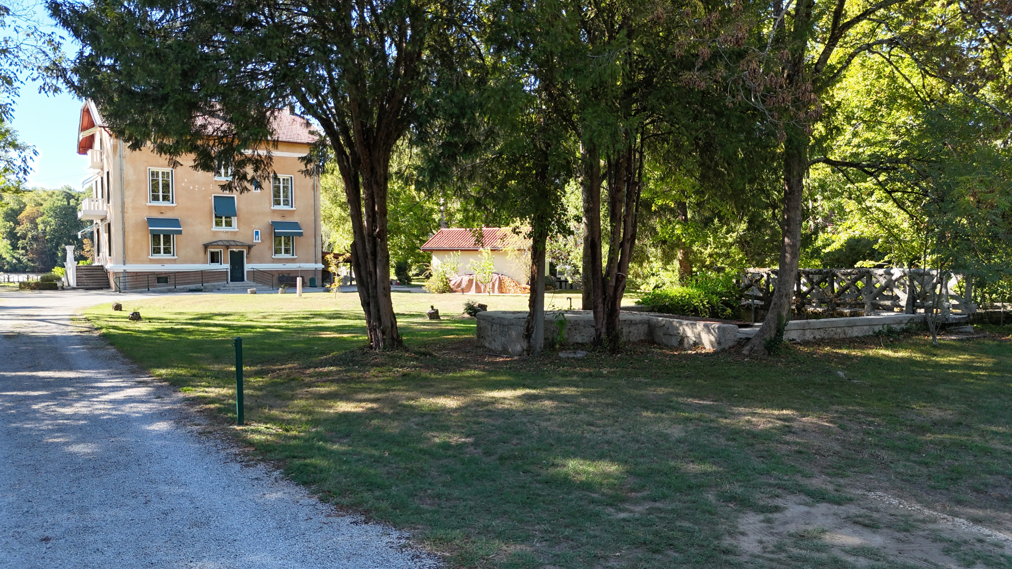 Exceptional property in Neuville-sur-Ain Property on the banks of the Ain river, surrounded by trees in a wooded park.