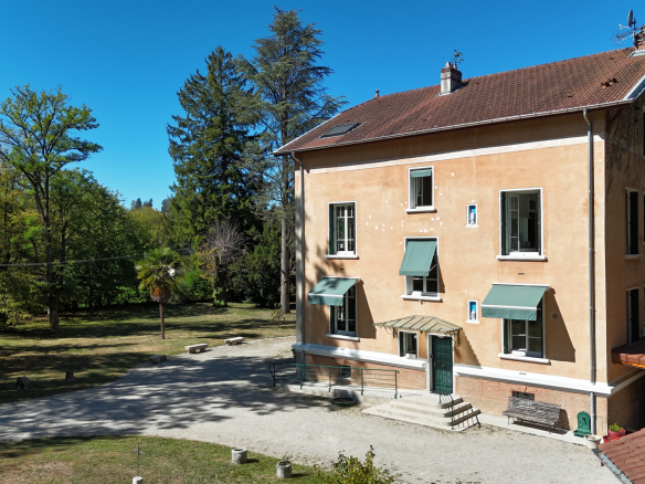 Property on the banks of the Ain river, surrounded by a wooded park in Neuville-sur-Ain.